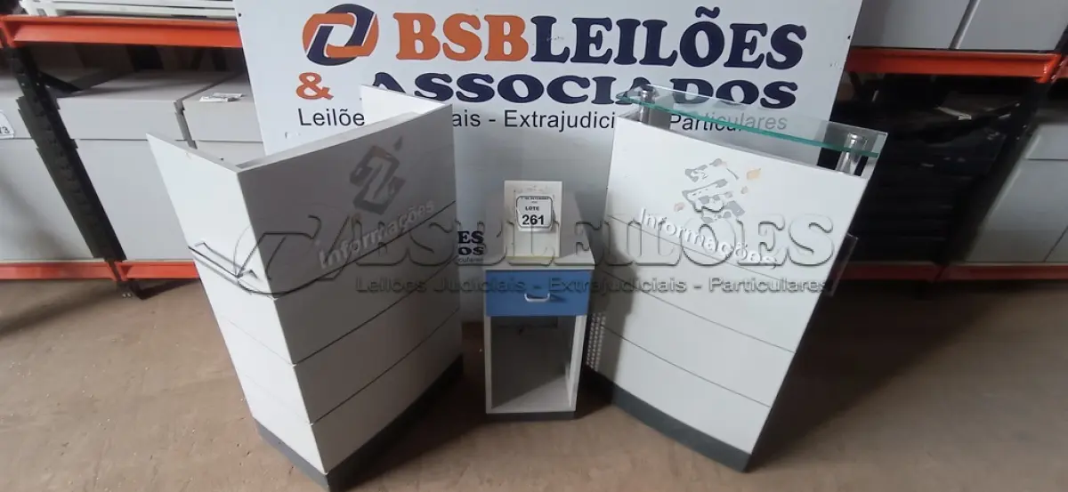 LOTE 261 - 02 BALCÕES DE ATENDIMENTO E 01 ARMÁRIO PEQUENO COM 01 GAVETA E 01 COMPARTIMENTO PARA CPU. (NO ESTADO) ATENÇÃO! FAZER A VISITAÇÃO ANTES DE ARREMATAR, NÃO SABEMOS SE FUNCIONA, LEILÃO NÃO TEM GARANTIA E NEM DEVOLUÇÃO, SUJEITO A POSSÍVEIS AVARIAS VISÍVEIS/OCULTAS E/OU AUSÊNCIA DE COMPONENTES.