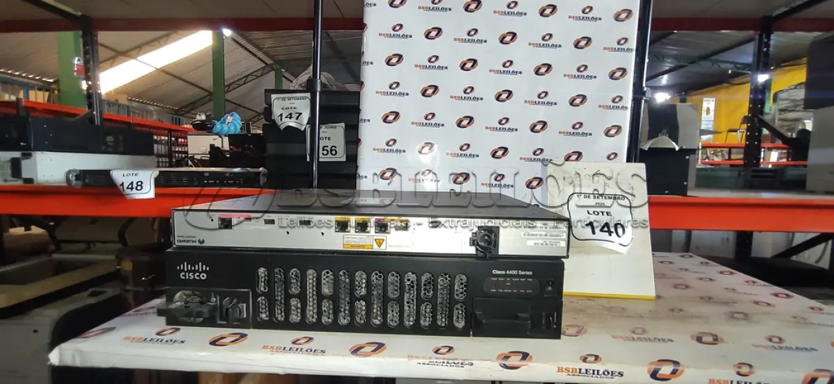 01 ROTEADOR EMPRESARIAL MODELO AR22200 SERIES MARCA HUAWEI E 01 ROTEADOR INDUSTRIAL MODELO 4400 SERIES MARCA CISCO