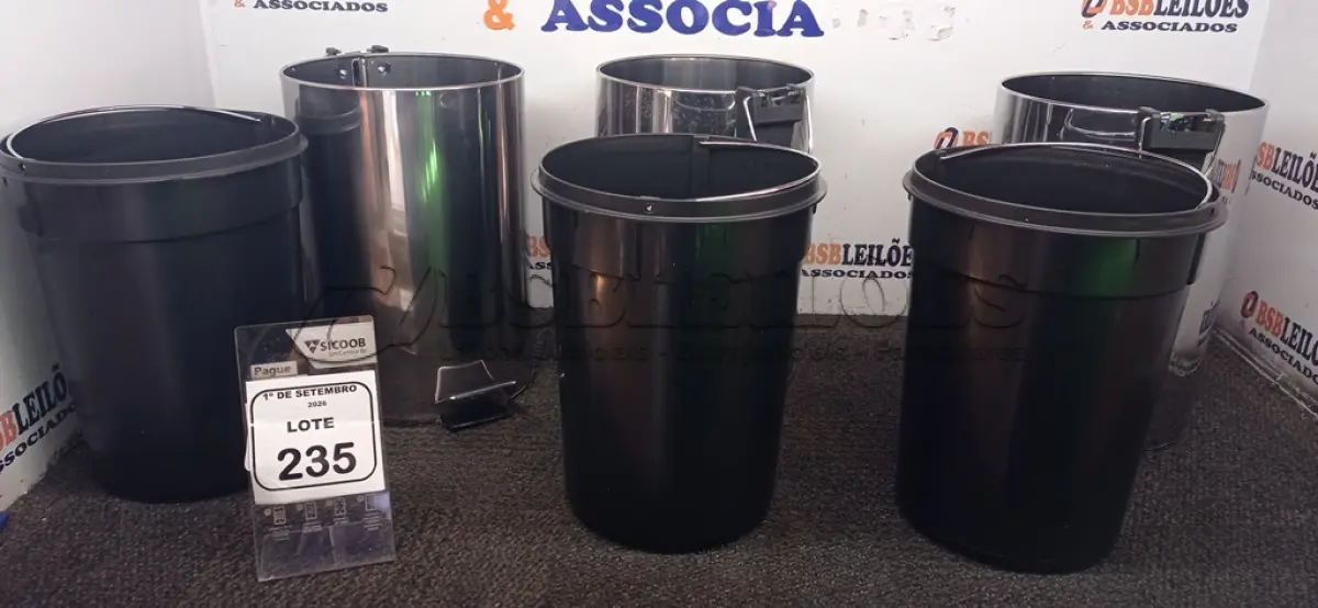 LOTE 235 - 03 LIXEIRAS EM INOX SEM TAMPA. (NO ESTADO) ATENÇÃO! FAZER A VISITAÇÃO ANTES DE ARREMATAR, NÃO SABEMOS SE FUNCIONA, LEILÃO NÃO TEM GARANTIA E NEM DEVOLUÇÃO, SUJEITO A POSSÍVEIS AVARIAS VISÍVEIS/OCULTAS E/OU AUSÊNCIA DE COMPONENTES.