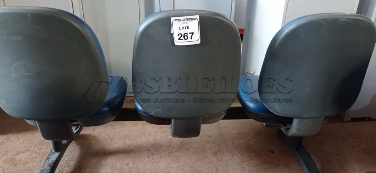 LOTE 267 - 01 CADEIRA TIPO LONGARINA DE 03 LUGARES. (NO ESTADO) ATENÇÃO! FAZER A VISITAÇÃO ANTES DE ARREMATAR, NÃO SABEMOS SE FUNCIONA, LEILÃO NÃO TEM GARANTIA E NEM DEVOLUÇÃO, SUJEITO A POSSÍVEIS AVARIAS VISÍVEIS/OCULTAS E/OU AUSÊNCIA DE COMPONENTES.