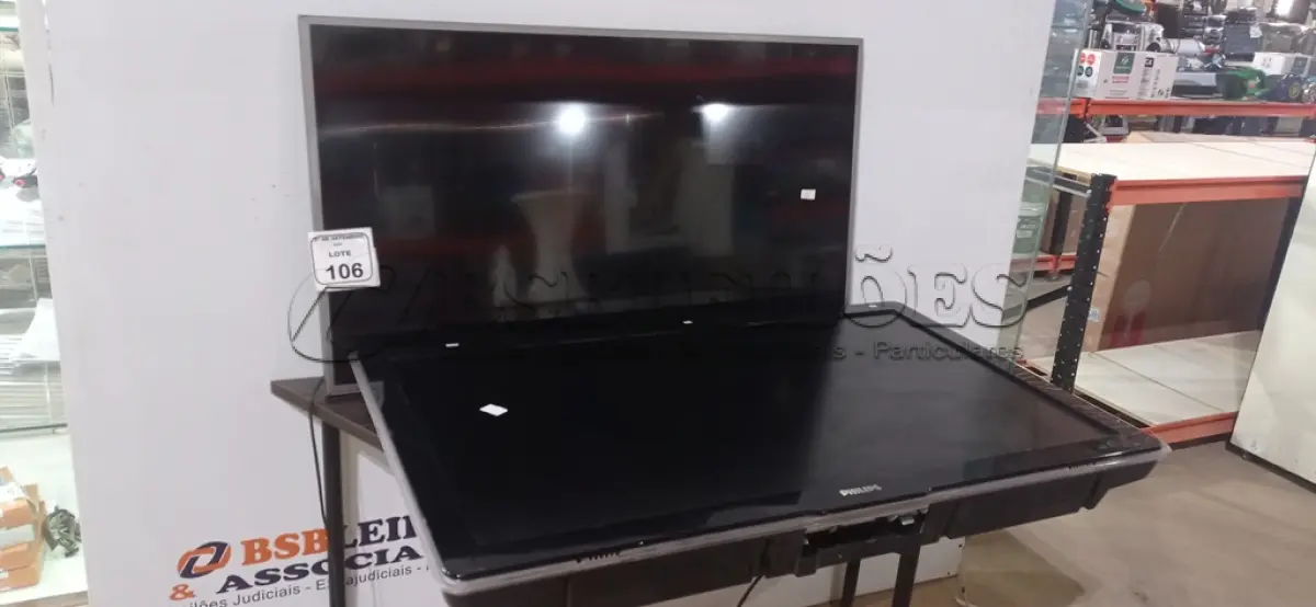 LOTE 106 - 01 TV 49’’ MARCA SAMSUNG E 01 TV 47’’ MARCA PHILIPS. (NO ESTADO) ATENÇÃO! FAZER A VISITAÇÃO ANTES DE ARREMATAR, NÃO SABEMOS SE FUNCIONA, LEILÃO NÃO TEM GARANTIA E NEM DEVOLUÇÃO, SUJEITO A POSSÍVEIS AVARIAS VISÍVEIS/OCULTAS E/OU AUSÊNCIA DE COMPONENTES.