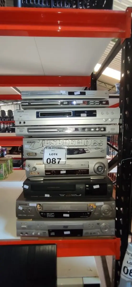 LOTE 087 - 04 APARELHOS DE VÍDEO CASSETE E 05 APARELHOS DE DVD DE MARCAS E MODELOS DIVERSOS. (NO ESTADO) ATENÇÃO! FAZER A VISITAÇÃO ANTES DE ARREMATAR, NÃO SABEMOS SE FUNCIONA, LEILÃO NÃO TEM GARANTIA E NEM DEVOLUÇÃO, SUJEITO A POSSÍVEIS AVARIAS VISÍVEIS/OCULTAS E/OU AUSÊNCIA DE COMPONENTES.
