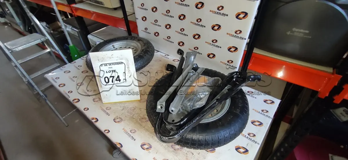 LOTE 074 - 02 KITS DE RODA DE CARRINHO DE MÃO. (NO ESTADO) ATENÇÃO! FAZER A VISITAÇÃO ANTES DE ARREMATAR, NÃO SABEMOS SE FUNCIONA, LEILÃO NÃO TEM GARANTIA E NEM DEVOLUÇÃO, SUJEITO A POSSÍVEIS AVARIAS VISÍVEIS/OCULTAS E/OU AUSÊNCIA DE COMPONENTES.