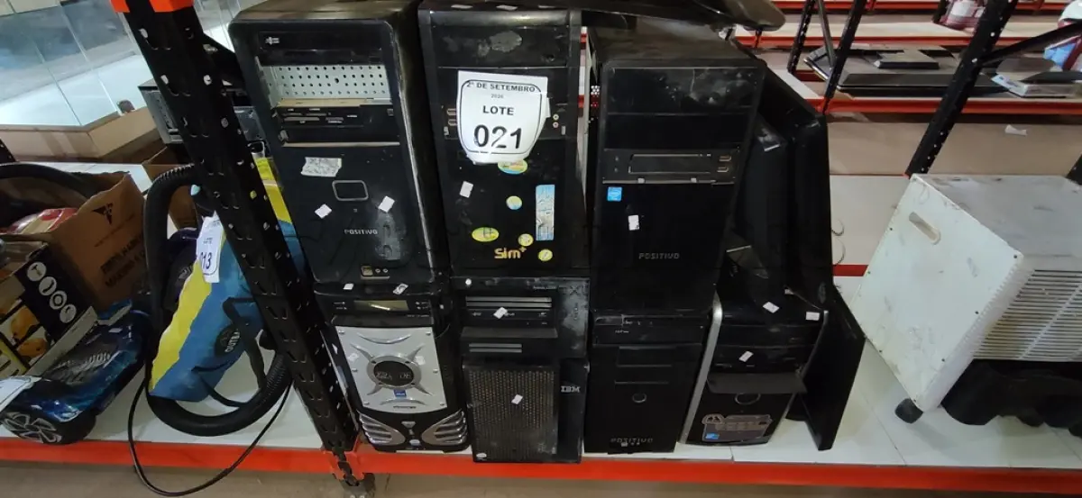 LOTE 021 - 03 MONITORES E 07 GABINETES COM PLACAS DE MARCAS E MODELOS DIVERSOS. (NO ESTADO) ATENÇÃO! FAZER A VISITAÇÃO ANTES DE ARREMATAR, NÃO SABEMOS SE FUNCIONA, LEILÃO NÃO TEM GARANTIA E NEM DEVOLUÇÃO, SUJEITO A POSSÍVEIS AVARIAS VISÍVEIS/OCULTAS E/OU AUSÊNCIA DE COMPONENTES.