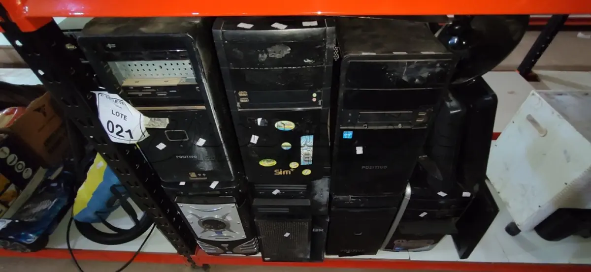 LOTE 021 - 03 MONITORES E 07 GABINETES COM PLACAS DE MARCAS E MODELOS DIVERSOS. (NO ESTADO) ATENÇÃO! FAZER A VISITAÇÃO ANTES DE ARREMATAR, NÃO SABEMOS SE FUNCIONA, LEILÃO NÃO TEM GARANTIA E NEM DEVOLUÇÃO, SUJEITO A POSSÍVEIS AVARIAS VISÍVEIS/OCULTAS E/OU AUSÊNCIA DE COMPONENTES.