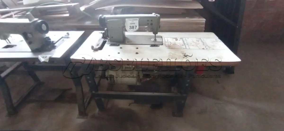 01 MÁQUINA DE COSTURA COM BANCADA MARCA BROTHER
