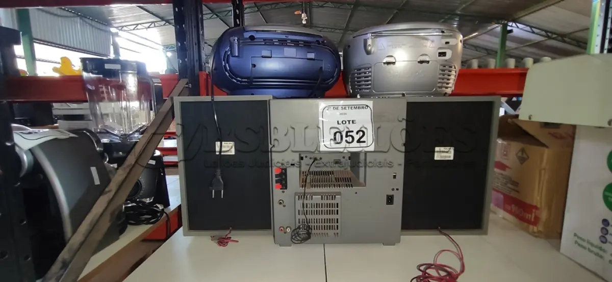 LOTE 052 - 02 APARELHOS DE SOM PORTÁTEIS E 01 MINI SYSTEM COM 02 CAIXAS MARCA PHILIPS. (NO ESTADO) ATENÇÃO! FAZER A VISITAÇÃO ANTES DE ARREMATAR, NÃO SABEMOS SE FUNCIONA, LEILÃO NÃO TEM GARANTIA E NEM DEVOLUÇÃO, SUJEITO A POSSÍVEIS AVARIAS VISÍVEIS/OCULTAS E/OU AUSÊNCIA DE COMPONENTES.