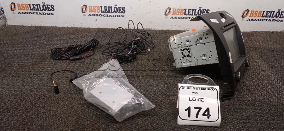 LOTE 174 - 01 MULTIMÍDIA AUTOMOTIVA. (NO ESTADO) ATENÇÃO! FAZER A VISITAÇÃO ANTES DE ARREMATAR, NÃO SABEMOS SE FUNCIONA, LEILÃO NÃO TEM GARANTIA E NEM DEVOLUÇÃO, SUJEITO A POSSÍVEIS AVARIAS VISÍVEIS/OCULTAS E/OU AUSÊNCIA DE COMPONENTES.