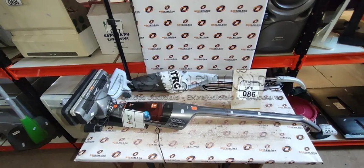LOTE 086 - 02 ASPIRADORES DE PÓ MARCAS BLACK DECKER E MIDEA. (NO ESTADO) ATENÇÃO! FAZER A VISITAÇÃO ANTES DE ARREMATAR, NÃO SABEMOS SE FUNCIONA, LEILÃO NÃO TEM GARANTIA E NEM DEVOLUÇÃO, SUJEITO A POSSÍVEIS AVARIAS VISÍVEIS/OCULTAS E/OU AUSÊNCIA DE COMPONENTES.