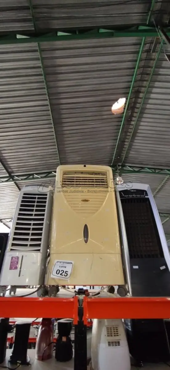 LOTE 025 - 03 CLIMATIZADORES DE AR DE MARCAS E MODELOS DIVERSOS. (NO ESTADO) ATENÇÃO! FAZER A VISITAÇÃO ANTES DE ARREMATAR, NÃO SABEMOS SE FUNCIONA, LEILÃO NÃO TEM GARANTIA E NEM DEVOLUÇÃO, SUJEITO A POSSÍVEIS AVARIAS VISÍVEIS/OCULTAS E/OU AUSÊNCIA DE COMPONENTES.