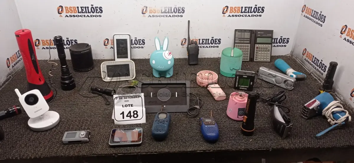 LOTE 148 - 01 CAIXA COM VÁRIAS CAIXINHAS DE SOM, LANTERNAS, CARREGADORES PORTÁTEIS E ELETRÔNICOS DIVERSOS. (NO ESTADO) ATENÇÃO! FAZER A VISITAÇÃO ANTES DE ARREMATAR, NÃO SABEMOS SE FUNCIONA, LEILÃO NÃO TEM GARANTIA E NEM DEVOLUÇÃO, SUJEITO A POSSÍVEIS AVARIAS VISÍVEIS/OCULTAS E/OU AUSÊNCIA DE COMPONENTES.
