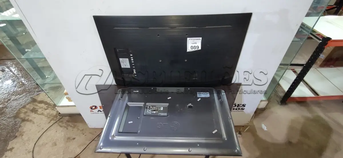 LOTE 089 - 01 TV TELA CURVA DE 49’’ MARCA SAMSUNG E 01 TV 42’’ MARCA LG. (NO ESTADO) ATENÇÃO! FAZER A VISITAÇÃO ANTES DE ARREMATAR, NÃO SABEMOS SE FUNCIONA, LEILÃO NÃO TEM GARANTIA E NEM DEVOLUÇÃO, SUJEITO A POSSÍVEIS AVARIAS VISÍVEIS/OCULTAS E/OU AUSÊNCIA DE COMPONENTES.