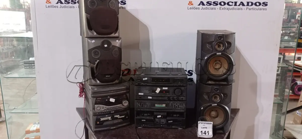 LOTE 141 - 01 MINI SYSTEM COM 02 CAIXAS MARCA PHILIPS E 01 APARELHO DE SOM 3 EM 1 COM 02 CAIXAS MARCA SONY. (NO ESTADO) ATENÇÃO! FAZER A VISITAÇÃO ANTES DE ARREMATAR, NÃO SABEMOS SE FUNCIONA, LEILÃO NÃO TEM GARANTIA E NEM DEVOLUÇÃO, SUJEITO A POSSÍVEIS AVARIAS VISÍVEIS/OCULTAS E/OU AUSÊNCIA DE COMPONENTES.
