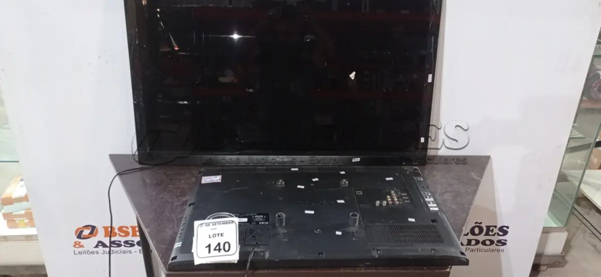 LOTE 140 - 01 TV 32’’ MARCA SONY E 01 TV 42’’ MARCA PANASONIC. (NO ESTADO) ATENÇÃO! FAZER A VISITAÇÃO ANTES DE ARREMATAR, NÃO SABEMOS SE FUNCIONA, LEILÃO NÃO TEM GARANTIA E NEM DEVOLUÇÃO, SUJEITO A POSSÍVEIS AVARIAS VISÍVEIS/OCULTAS E/OU AUSÊNCIA DE COMPONENTES.