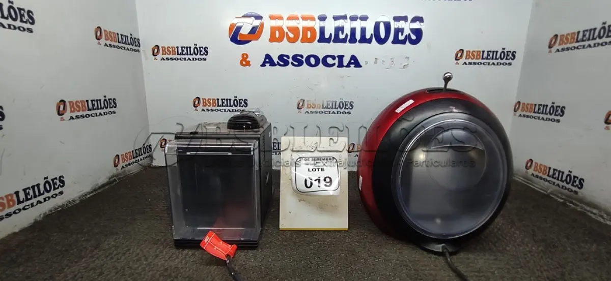 LOTE 019 - 02 CAFETEIRAS. (NO ESTADO) ATENÇÃO! FAZER A VISITAÇÃO ANTES DE ARREMATAR, NÃO SABEMOS SE FUNCIONA, LEILÃO NÃO TEM GARANTIA E NEM DEVOLUÇÃO, SUJEITO A POSSÍVEIS AVARIAS VISÍVEIS/OCULTAS E/OU AUSÊNCIA DE COMPONENTES.