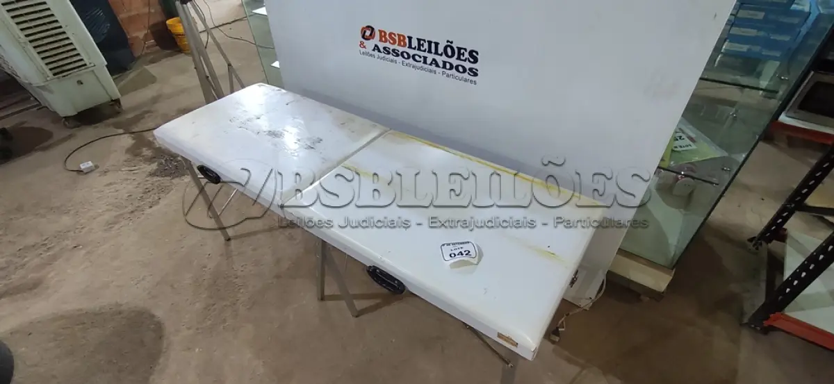 LOTE 042 - 01 CAMA DE MASSAGEM PORTÁTIL. (NO ESTADO) ATENÇÃO! FAZER A VISITAÇÃO ANTES DE ARREMATAR, NÃO SABEMOS SE FUNCIONA, LEILÃO NÃO TEM GARANTIA E NEM DEVOLUÇÃO, SUJEITO A POSSÍVEIS AVARIAS VISÍVEIS/OCULTAS E/OU AUSÊNCIA DE COMPONENTES.
