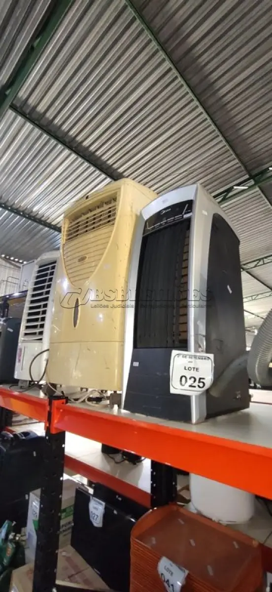 LOTE 025 - 03 CLIMATIZADORES DE AR DE MARCAS E MODELOS DIVERSOS. (NO ESTADO) ATENÇÃO! FAZER A VISITAÇÃO ANTES DE ARREMATAR, NÃO SABEMOS SE FUNCIONA, LEILÃO NÃO TEM GARANTIA E NEM DEVOLUÇÃO, SUJEITO A POSSÍVEIS AVARIAS VISÍVEIS/OCULTAS E/OU AUSÊNCIA DE COMPONENTES.