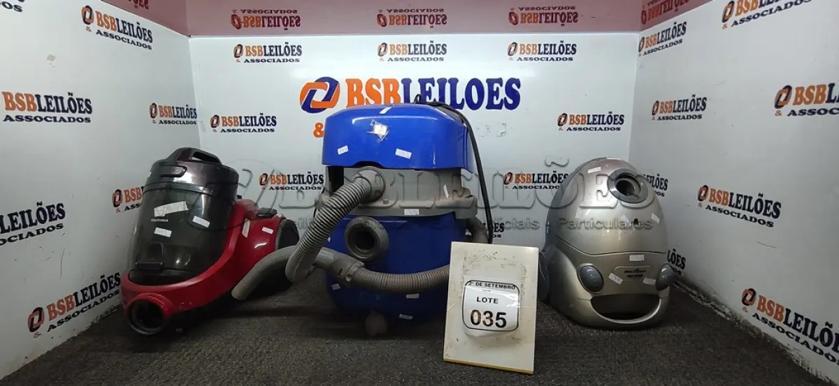 LOTE 035 - 03 ASPIRADORES DE PÓ DE MARCAS E MODELOS DIVERSOS. (NO ESTADO) ATENÇÃO! FAZER A VISITAÇÃO ANTES DE ARREMATAR, NÃO SABEMOS SE FUNCIONA, LEILÃO NÃO TEM GARANTIA E NEM DEVOLUÇÃO, SUJEITO A POSSÍVEIS AVARIAS VISÍVEIS/OCULTAS E/OU AUSÊNCIA DE COMPONENTES.