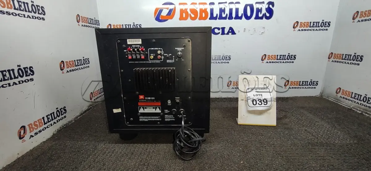 LOTE 039 - 01 CAIXA SUBWOOFER MARCA JBL. (NO ESTADO) ATENÇÃO! FAZER A VISITAÇÃO ANTES DE ARREMATAR, NÃO SABEMOS SE FUNCIONA, LEILÃO NÃO TEM GARANTIA E NEM DEVOLUÇÃO, SUJEITO A POSSÍVEIS AVARIAS VISÍVEIS/OCULTAS E/OU AUSÊNCIA DE COMPONENTES.