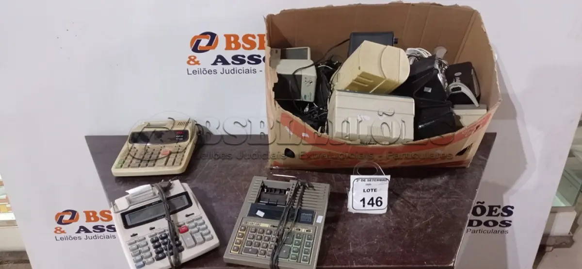 LOTE 146 - 01 CAIXA COM VÁRIAS CAIXAS DE SOM PARA PC, HEADPHONES, CALCULADORAS E ELETRÔNICOS DIVERSOS. (NO ESTADO) ATENÇÃO! FAZER A VISITAÇÃO ANTES DE ARREMATAR, NÃO SABEMOS SE FUNCIONA, LEILÃO NÃO TEM GARANTIA E NEM DEVOLUÇÃO, SUJEITO A POSSÍVEIS AVARIAS VISÍVEIS/OCULTAS E/OU AUSÊNCIA DE COMPONENTES.