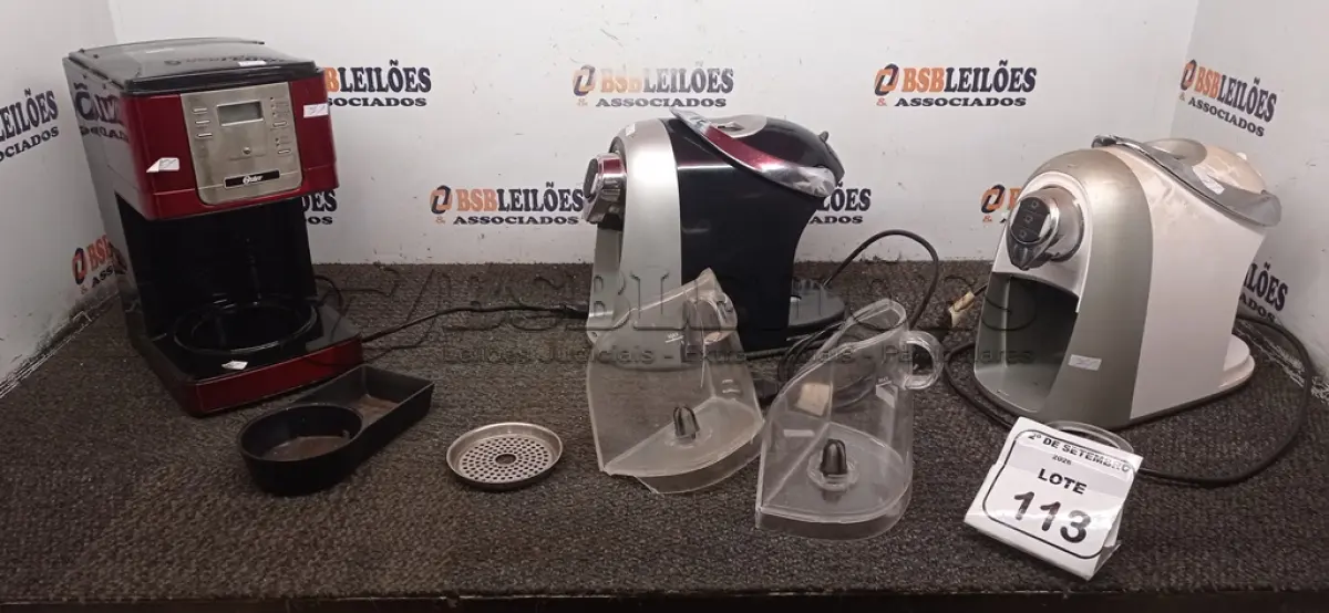LOTE 113 - 03 CAFETEIRAS DE MARCAS E MODELOS DIVERSOS. (NO ESTADO) ATENÇÃO! FAZER A VISITAÇÃO ANTES DE ARREMATAR, NÃO SABEMOS SE FUNCIONA, LEILÃO NÃO TEM GARANTIA E NEM DEVOLUÇÃO, SUJEITO A POSSÍVEIS AVARIAS VISÍVEIS/OCULTAS E/OU AUSÊNCIA DE COMPONENTES.