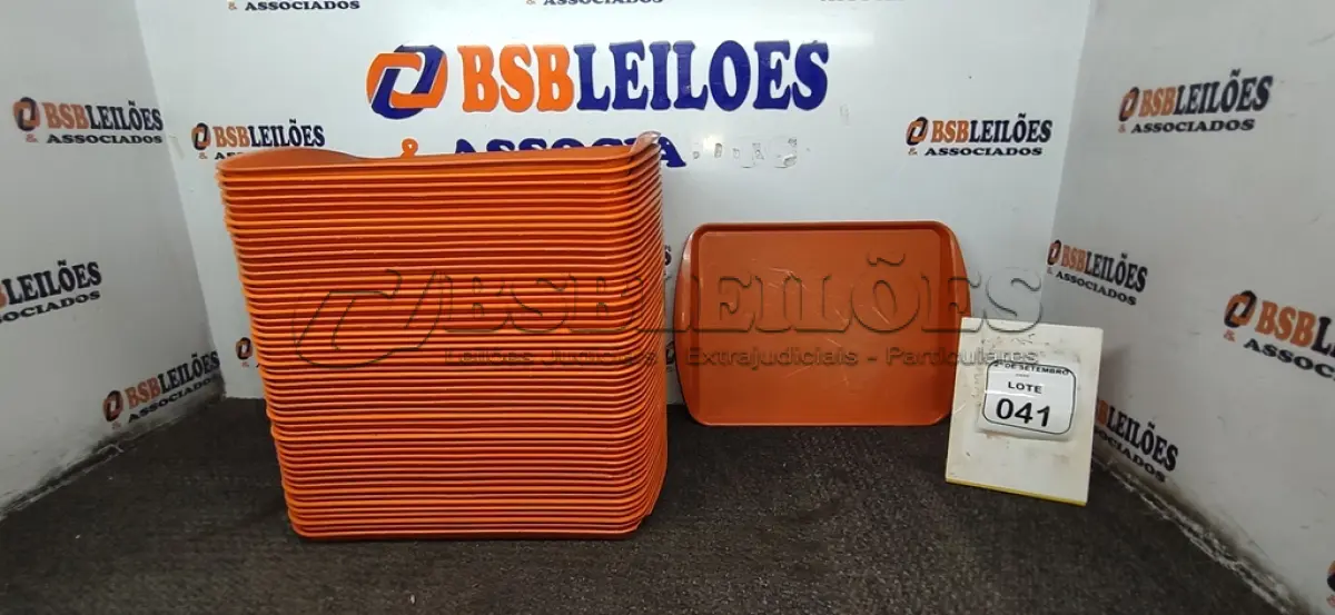 LOTE 041 - 52 BANDEJAS DE PLÁSTICO. (NO ESTADO) ATENÇÃO! FAZER A VISITAÇÃO ANTES DE ARREMATAR, NÃO SABEMOS SE FUNCIONA, LEILÃO NÃO TEM GARANTIA E NEM DEVOLUÇÃO, SUJEITO A POSSÍVEIS AVARIAS VISÍVEIS/OCULTAS E/OU AUSÊNCIA DE COMPONENTES.