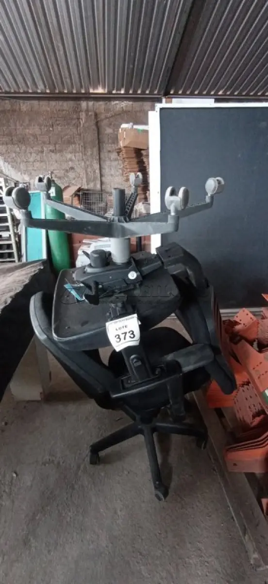 LOTE 373 - 02 CADEIRAS DE ESCRITÓRIO GIRATÓRIAS. (NO ESTADO) ATENÇÃO! FAZER A VISITAÇÃO ANTES DE ARREMATAR, NÃO SABEMOS SE FUNCIONA, LEILÃO NÃO TEM GARANTIA E NEM DEVOLUÇÃO, SUJEITO A POSSÍVEIS AVARIAS VISÍVEIS/OCULTAS E/OU AUSÊNCIA DE COMPONENTES.