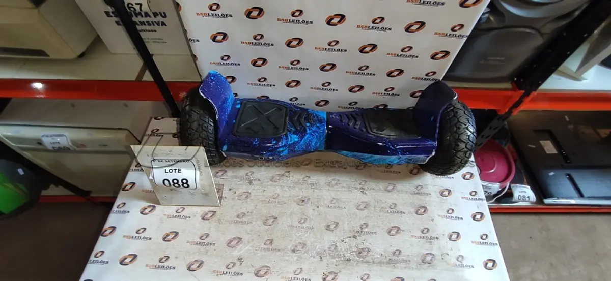 LOTE 088 - 01 HOVERBOARD SEM CARREGADOR. (NO ESTADO) ATENÇÃO! FAZER A VISITAÇÃO ANTES DE ARREMATAR, NÃO SABEMOS SE FUNCIONA, LEILÃO NÃO TEM GARANTIA E NEM DEVOLUÇÃO, SUJEITO A POSSÍVEIS AVARIAS VISÍVEIS/OCULTAS E/OU AUSÊNCIA DE COMPONENTES.