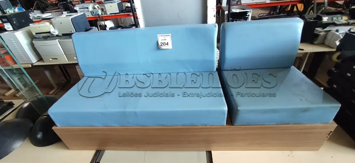 01 SOFÁ DE ESPERA BASE EM MADEIRA E ESTRUTURA EM METAL