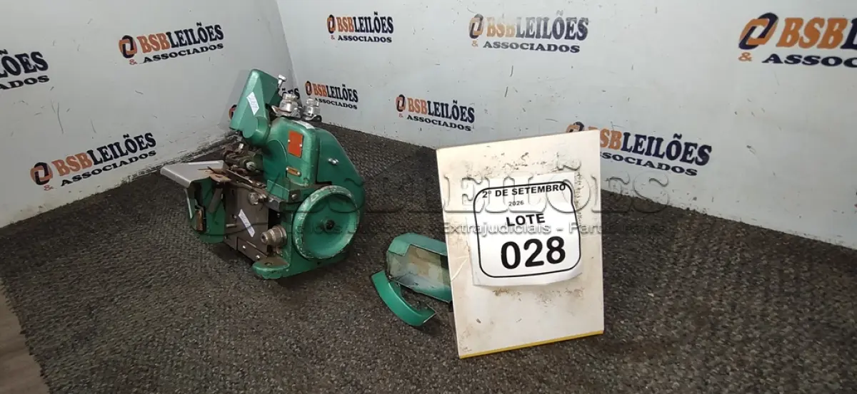 LOTE 028 - 01 MÁQUINA DE COSTURA OVERLOQUE PORTÁTIL INCOMPLETA. (NO ESTADO) ATENÇÃO! FAZER A VISITAÇÃO ANTES DE ARREMATAR, NÃO SABEMOS SE FUNCIONA, LEILÃO NÃO TEM GARANTIA E NEM DEVOLUÇÃO, SUJEITO A POSSÍVEIS AVARIAS VISÍVEIS/OCULTAS E/OU AUSÊNCIA DE COMPONENTES.