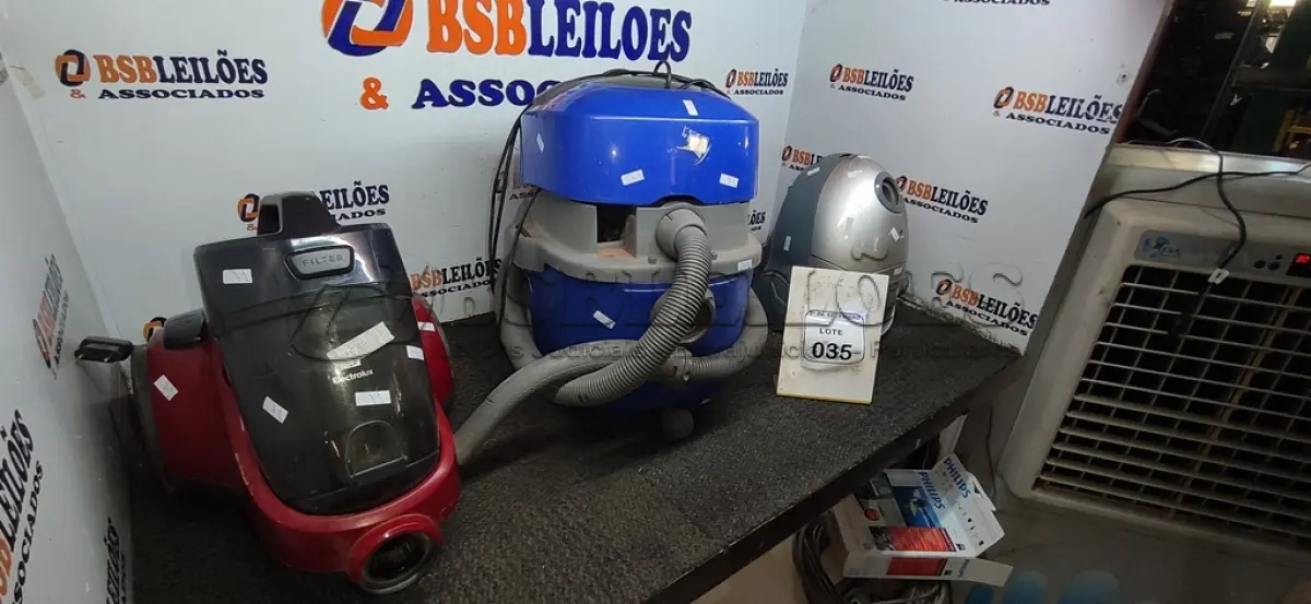 LOTE 035 - 03 ASPIRADORES DE PÓ DE MARCAS E MODELOS DIVERSOS. (NO ESTADO) ATENÇÃO! FAZER A VISITAÇÃO ANTES DE ARREMATAR, NÃO SABEMOS SE FUNCIONA, LEILÃO NÃO TEM GARANTIA E NEM DEVOLUÇÃO, SUJEITO A POSSÍVEIS AVARIAS VISÍVEIS/OCULTAS E/OU AUSÊNCIA DE COMPONENTES.