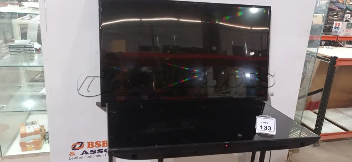LOTE 133 - 01 TV 50’’ MARCA SAMSUNG E 01 TV 54’’ MARCA LG. (NO ESTADO) ATENÇÃO! FAZER A VISITAÇÃO ANTES DE ARREMATAR, NÃO SABEMOS SE FUNCIONA, LEILÃO NÃO TEM GARANTIA E NEM DEVOLUÇÃO, SUJEITO A POSSÍVEIS AVARIAS VISÍVEIS/OCULTAS E/OU AUSÊNCIA DE COMPONENTES.