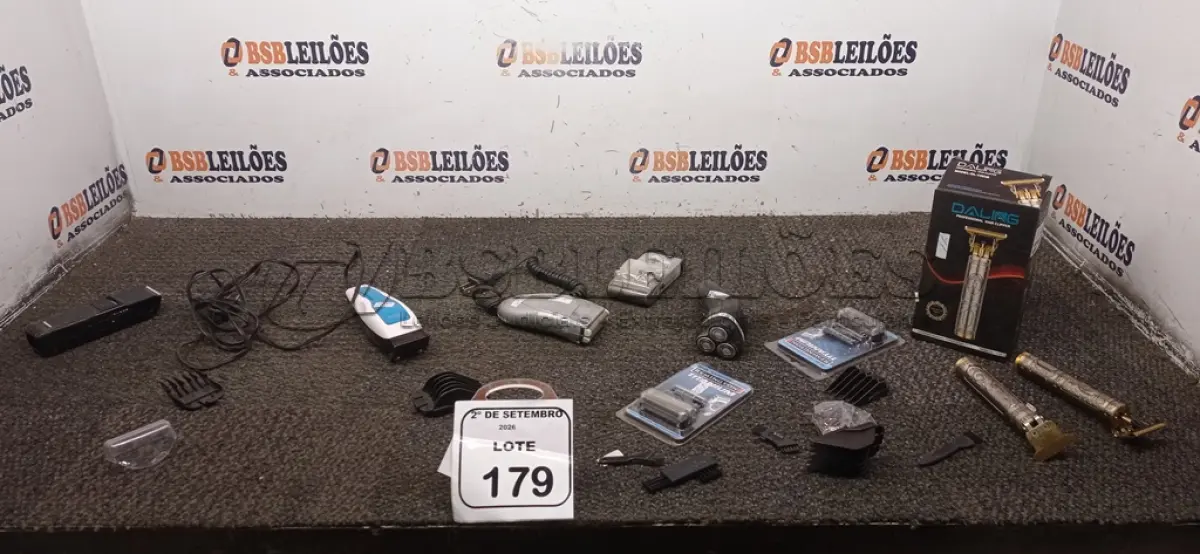 LOTE 179 - 07 MÁQUINAS DE CORTAR CABELO E VÁRIAS LÂMINAS DE MARCAS E MODELOS DIVERSOS. (NO ESTADO) ATENÇÃO! FAZER A VISITAÇÃO ANTES DE ARREMATAR, NÃO SABEMOS SE FUNCIONA, LEILÃO NÃO TEM GARANTIA E NEM DEVOLUÇÃO, SUJEITO A POSSÍVEIS AVARIAS VISÍVEIS/OCULTAS E/OU AUSÊNCIA DE COMPONENTES.