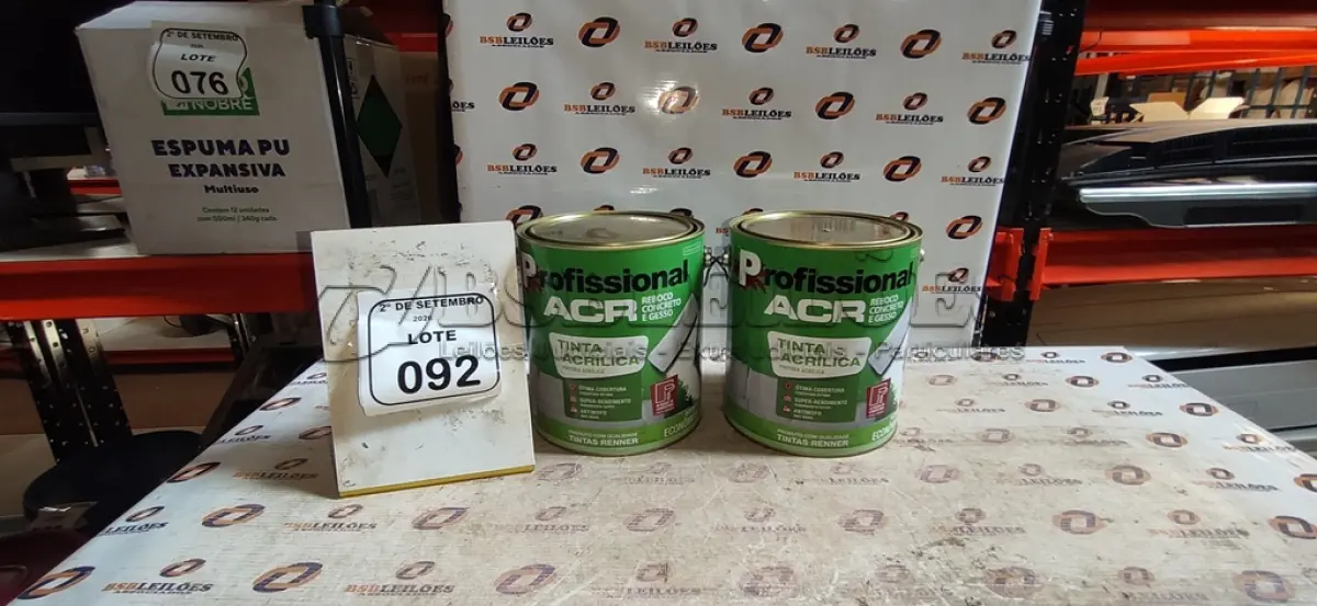 LOTE 092 - 02 LATAS DE TINTA ACRÍLICA DE 3,6L NA COR LUAR DO SERTÃO MARCA PROFISSIONAL ACR. (NO ESTADO) ATENÇÃO! FAZER A VISITAÇÃO ANTES DE ARREMATAR, NÃO SABEMOS SE FUNCIONA, LEILÃO NÃO TEM GARANTIA E NEM DEVOLUÇÃO, SUJEITO A POSSÍVEIS AVARIAS VISÍVEIS/OCULTAS E/OU AUSÊNCIA DE COMPONENTES.