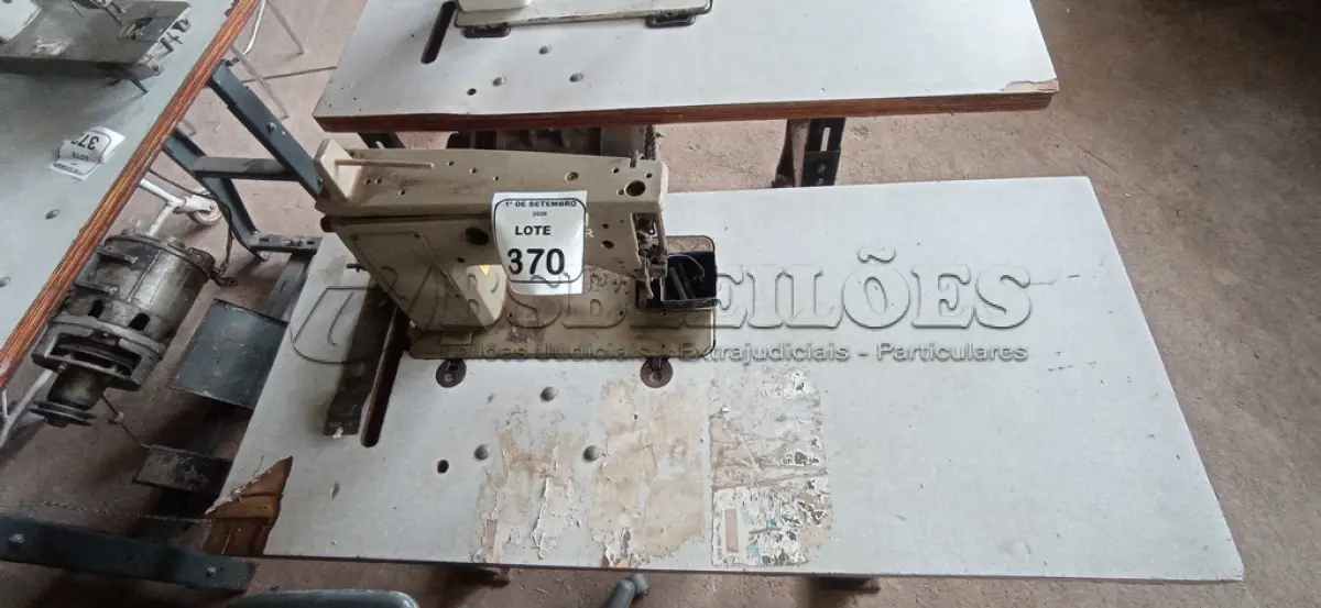 01 MÁQUINA DE COSTURA COM BANCADA MODELO 021D201A MARCA SINGER