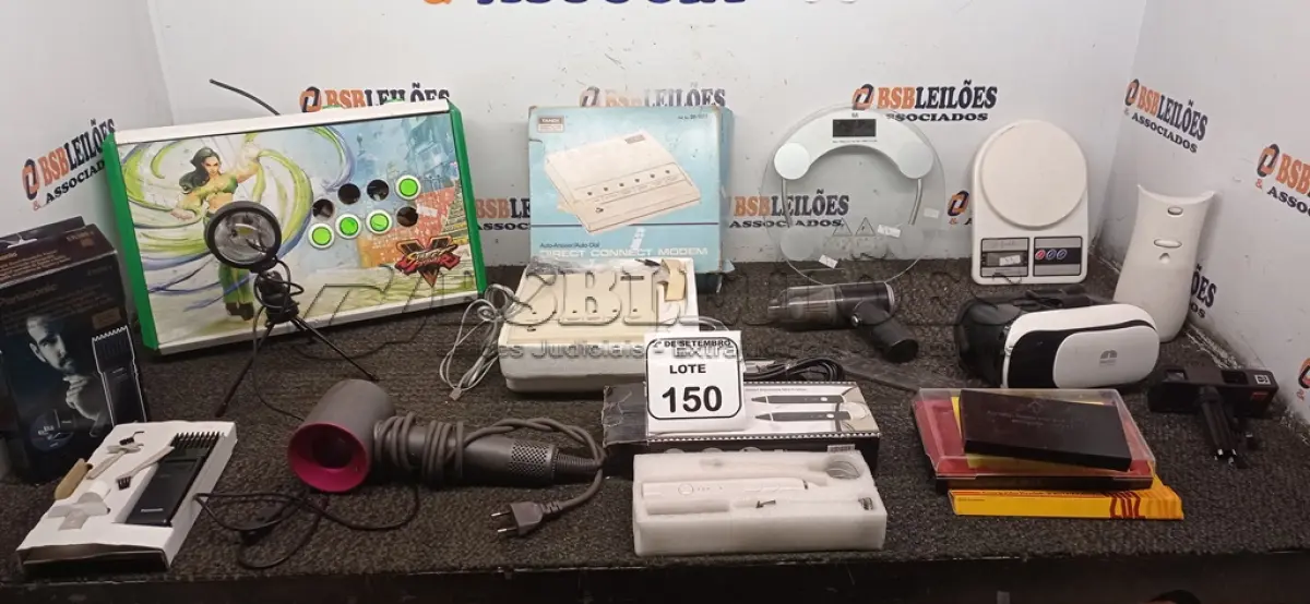 LOTE 150 - 01 LOTE COM SECRETÁRIA ELETRÔNICA, BALANÇAS, MÁQUINA DE CORTAR CABELO, JOYSTIC DE ARADE E ELETRÔNICOS DIVERSOS. (NO ESTADO) ATENÇÃO! FAZER A VISITAÇÃO ANTES DE ARREMATAR, NÃO SABEMOS SE FUNCIONA, LEILÃO NÃO TEM GARANTIA E NEM DEVOLUÇÃO, SUJEITO A POSSÍVEIS AVARIAS VISÍVEIS/OCULTAS E/OU AUSÊNCIA DE COMPONENTES.