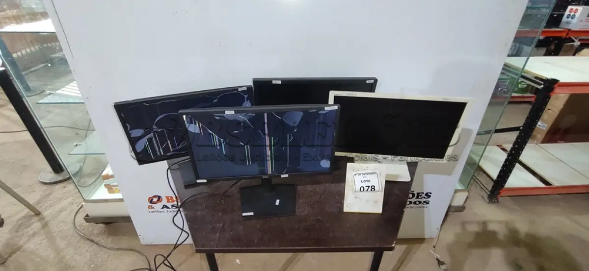 LOTE 078 - 04 MONITORES DE MARCAS E MODELOS DIVERSOS. (NO ESTADO) ATENÇÃO! FAZER A VISITAÇÃO ANTES DE ARREMATAR, NÃO SABEMOS SE FUNCIONA, LEILÃO NÃO TEM GARANTIA E NEM DEVOLUÇÃO, SUJEITO A POSSÍVEIS AVARIAS VISÍVEIS/OCULTAS E/OU AUSÊNCIA DE COMPONENTES.