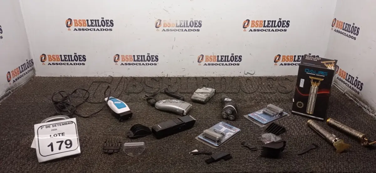 LOTE 179 - 07 MÁQUINAS DE CORTAR CABELO E VÁRIAS LÂMINAS DE MARCAS E MODELOS DIVERSOS. (NO ESTADO) ATENÇÃO! FAZER A VISITAÇÃO ANTES DE ARREMATAR, NÃO SABEMOS SE FUNCIONA, LEILÃO NÃO TEM GARANTIA E NEM DEVOLUÇÃO, SUJEITO A POSSÍVEIS AVARIAS VISÍVEIS/OCULTAS E/OU AUSÊNCIA DE COMPONENTES.