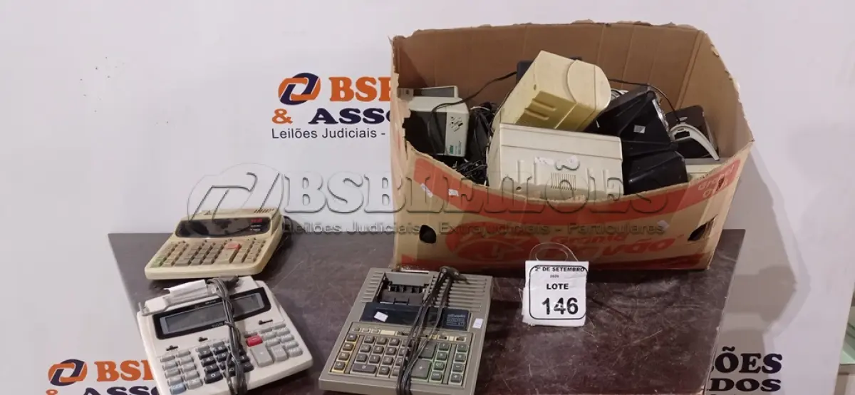 LOTE 146 - 01 CAIXA COM VÁRIAS CAIXAS DE SOM PARA PC, HEADPHONES, CALCULADORAS E ELETRÔNICOS DIVERSOS. (NO ESTADO) ATENÇÃO! FAZER A VISITAÇÃO ANTES DE ARREMATAR, NÃO SABEMOS SE FUNCIONA, LEILÃO NÃO TEM GARANTIA E NEM DEVOLUÇÃO, SUJEITO A POSSÍVEIS AVARIAS VISÍVEIS/OCULTAS E/OU AUSÊNCIA DE COMPONENTES.