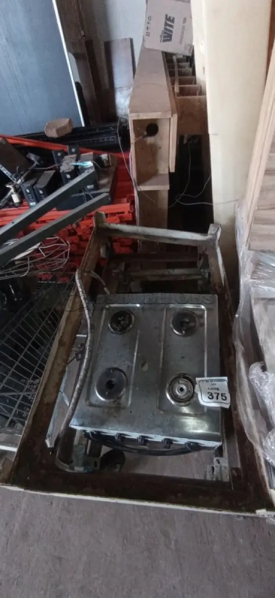 LOTE 375 - 04 BASES DE FERROS COM RODINHAS E 01 SUCATA DE FOGÃO. (NO ESTADO) ATENÇÃO! FAZER A VISITAÇÃO ANTES DE ARREMATAR, NÃO SABEMOS SE FUNCIONA, LEILÃO NÃO TEM GARANTIA E NEM DEVOLUÇÃO, SUJEITO A POSSÍVEIS AVARIAS VISÍVEIS/OCULTAS E/OU AUSÊNCIA DE COMPONENTES.