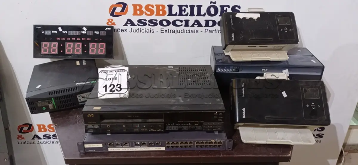 LOTE 123 - 02 SCANNERS MODELO I1150 MARCA KODAK, 01 SWITCH, 01 RELÓGIO DE PAREDE, 01 INVERSOR DE ONDAS SENOIDAL MODELO PROWATT SW MARCA XANTREX E 01 IMPRESSORA MODELO DESKJET 6980 MARCA HP. (NO ESTADO) ATENÇÃO! FAZER A VISITAÇÃO ANTES DE ARREMATAR, NÃO SABEMOS SE FUNCIONA, LEILÃO NÃO TEM GARANTIA E NEM DEVOLUÇÃO, SUJEITO A POSSÍVEIS AVARIAS VISÍVEIS/OCULTAS E/OU AUSÊNCIA DE COMPONENTES.
