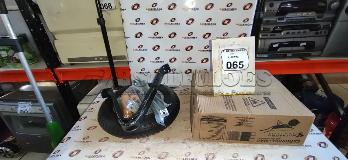 LOTE 065 - 02 KITS DE RODA DE CARRINHO DE MÃO. (NO ESTADO) ATENÇÃO! FAZER A VISITAÇÃO ANTES DE ARREMATAR, NÃO SABEMOS SE FUNCIONA, LEILÃO NÃO TEM GARANTIA E NEM DEVOLUÇÃO, SUJEITO A POSSÍVEIS AVARIAS VISÍVEIS/OCULTAS E/OU AUSÊNCIA DE COMPONENTES.