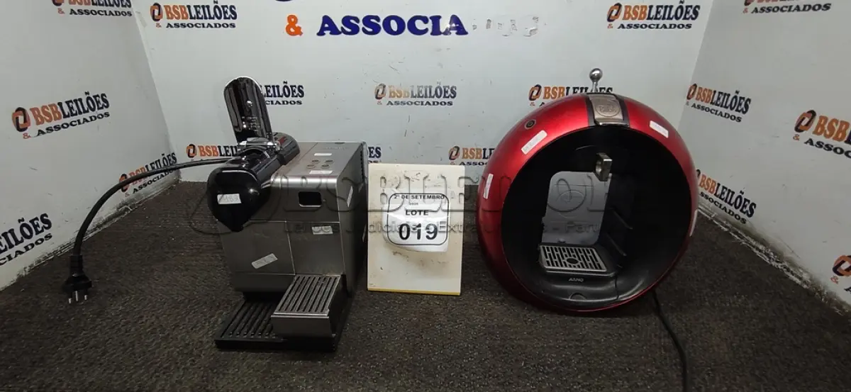 LOTE 019 - 02 CAFETEIRAS. (NO ESTADO) ATENÇÃO! FAZER A VISITAÇÃO ANTES DE ARREMATAR, NÃO SABEMOS SE FUNCIONA, LEILÃO NÃO TEM GARANTIA E NEM DEVOLUÇÃO, SUJEITO A POSSÍVEIS AVARIAS VISÍVEIS/OCULTAS E/OU AUSÊNCIA DE COMPONENTES.
