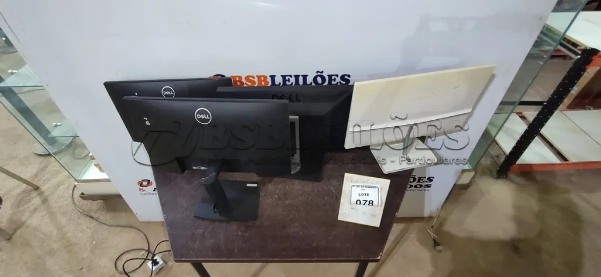 LOTE 078 - 04 MONITORES DE MARCAS E MODELOS DIVERSOS. (NO ESTADO) ATENÇÃO! FAZER A VISITAÇÃO ANTES DE ARREMATAR, NÃO SABEMOS SE FUNCIONA, LEILÃO NÃO TEM GARANTIA E NEM DEVOLUÇÃO, SUJEITO A POSSÍVEIS AVARIAS VISÍVEIS/OCULTAS E/OU AUSÊNCIA DE COMPONENTES.