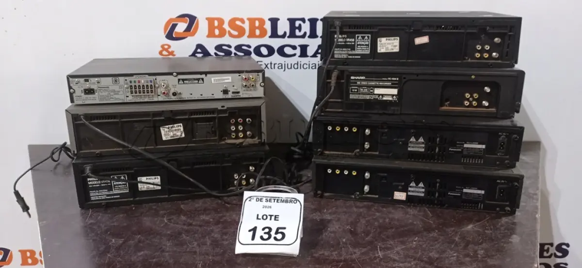 LOTE 135 - 01 DVD THEATER E 06 APARELHOS DE VÍDEO CASSETE DE MARCAS E MODELOS DIVERSOS. (NO ESTADO) ATENÇÃO! FAZER A VISITAÇÃO ANTES DE ARREMATAR, NÃO SABEMOS SE FUNCIONA, LEILÃO NÃO TEM GARANTIA E NEM DEVOLUÇÃO, SUJEITO A POSSÍVEIS AVARIAS VISÍVEIS/OCULTAS E/OU AUSÊNCIA DE COMPONENTES.