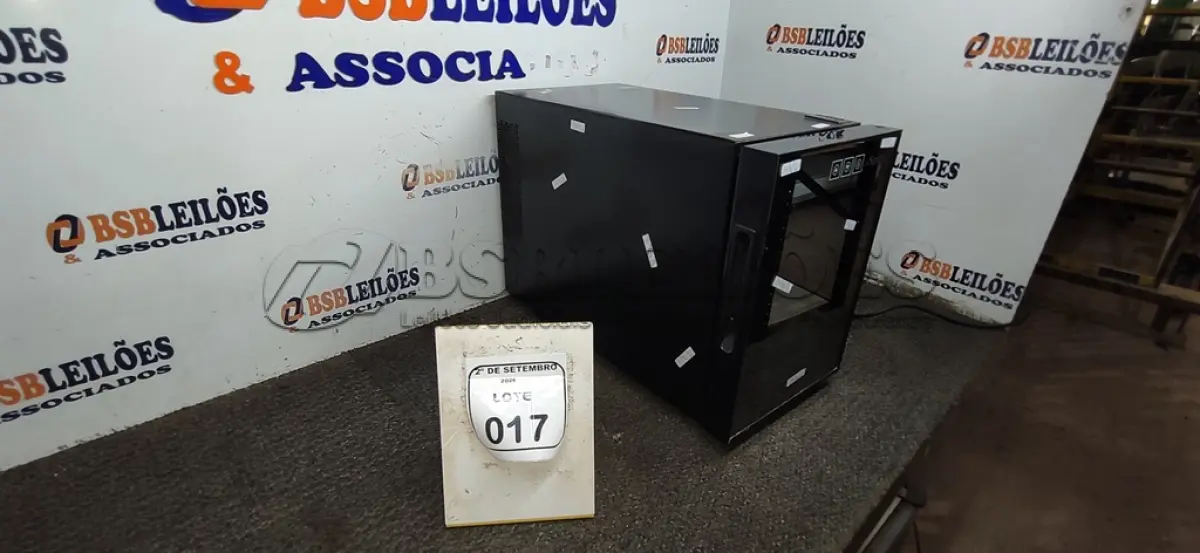 LOTE 017 - 01 ADEGA DE VINHOS MARCA SPICY. (NO ESTADO) ATENÇÃO! FAZER A VISITAÇÃO ANTES DE ARREMATAR, NÃO SABEMOS SE FUNCIONA, LEILÃO NÃO TEM GARANTIA E NEM DEVOLUÇÃO, SUJEITO A POSSÍVEIS AVARIAS VISÍVEIS/OCULTAS E/OU AUSÊNCIA DE COMPONENTES.