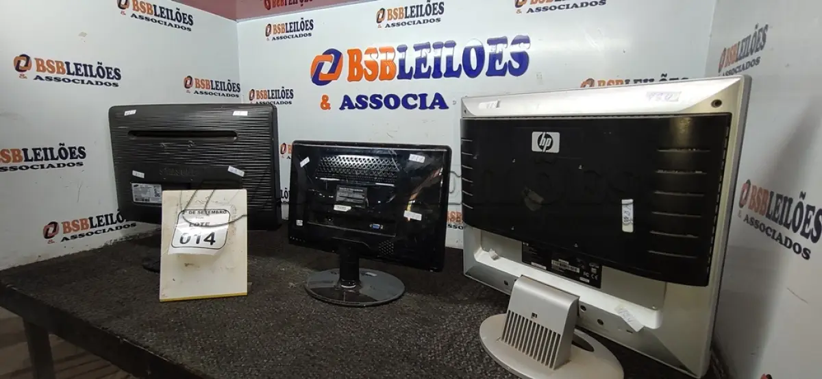 LOTE 014 - 03 MONITORES DE MARCAS E MODELOS DIVERSOS. (NO ESTADO) ATENÇÃO! FAZER A VISITAÇÃO ANTES DE ARREMATAR, NÃO SABEMOS SE FUNCIONA, LEILÃO NÃO TEM GARANTIA E NEM DEVOLUÇÃO, SUJEITO A POSSÍVEIS AVARIAS VISÍVEIS/OCULTAS E/OU AUSÊNCIA DE COMPONENTES.