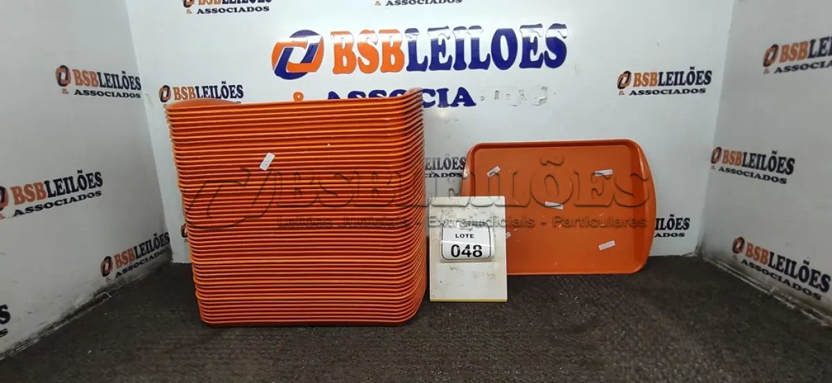 LOTE 048 - 51 BANDEJAS DE PLÁSTICO. (NO ESTADO) ATENÇÃO! FAZER A VISITAÇÃO ANTES DE ARREMATAR, NÃO SABEMOS SE FUNCIONA, LEILÃO NÃO TEM GARANTIA E NEM DEVOLUÇÃO, SUJEITO A POSSÍVEIS AVARIAS VISÍVEIS/OCULTAS E/OU AUSÊNCIA DE COMPONENTES.