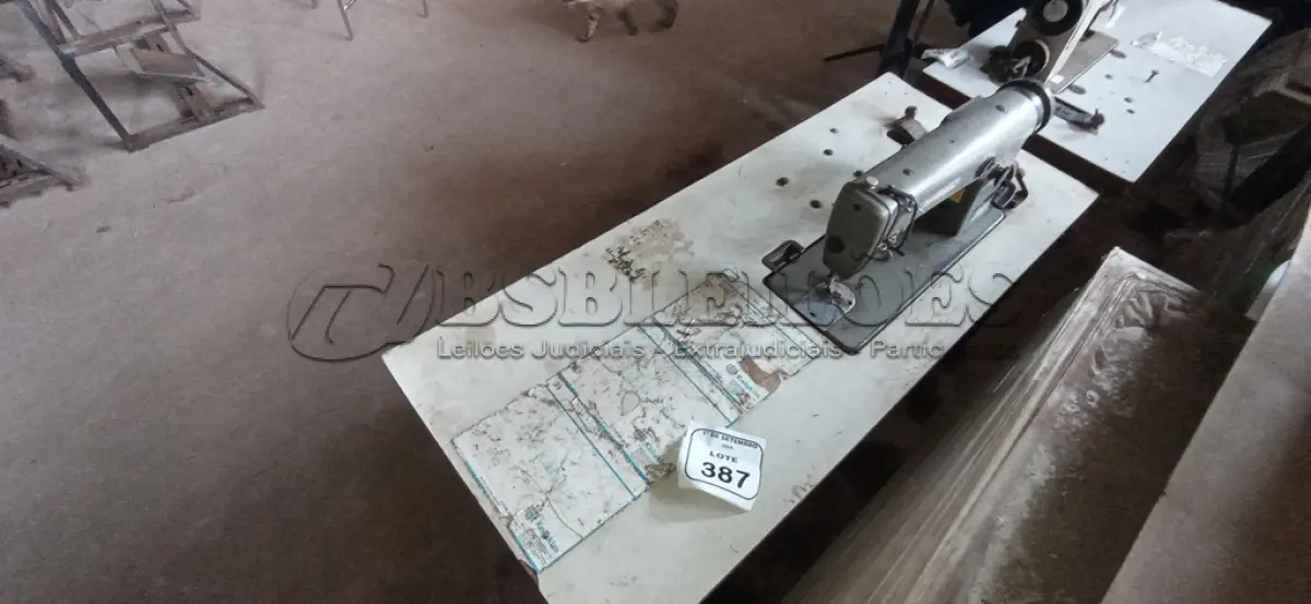 LOTE 387 - 01 MÁQUINA DE COSTURA COM BANCADA MARCA BROTHER. (NO ESTADO) ATENÇÃO! FAZER A VISITAÇÃO ANTES DE ARREMATAR, NÃO SABEMOS SE FUNCIONA, LEILÃO NÃO TEM GARANTIA E NEM DEVOLUÇÃO, SUJEITO A POSSÍVEIS AVARIAS VISÍVEIS/OCULTAS E/OU AUSÊNCIA DE COMPONENTES.