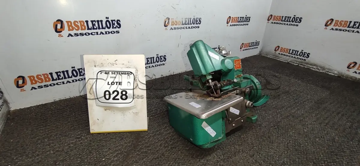 LOTE 028 - 01 MÁQUINA DE COSTURA OVERLOQUE PORTÁTIL INCOMPLETA. (NO ESTADO) ATENÇÃO! FAZER A VISITAÇÃO ANTES DE ARREMATAR, NÃO SABEMOS SE FUNCIONA, LEILÃO NÃO TEM GARANTIA E NEM DEVOLUÇÃO, SUJEITO A POSSÍVEIS AVARIAS VISÍVEIS/OCULTAS E/OU AUSÊNCIA DE COMPONENTES.